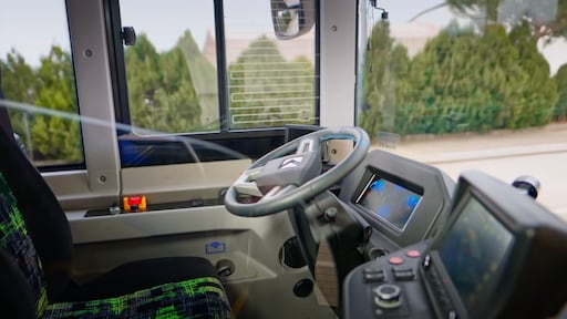 In Rotterdam rijdt een zelfrijdende bus voor het eerst op openbare weg: 'Hij kan goed anticiperen'